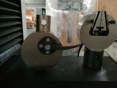 使用電子萬(wàn)能試驗(yàn)機(jī)時(shí)的警告與注意